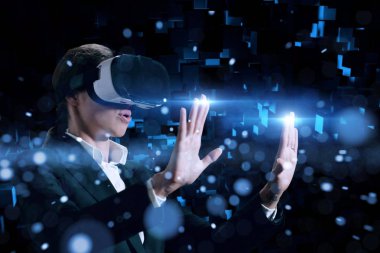 Yeni teknolojiler: bir işadamı için artırılmış gerçeklik futuristik bir işlemci kullanır. yüksek teknoloji ve iletişim kavramı.