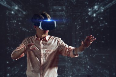 yeni teknolojiler, bir çocuk için artırılmış gerçeklik futuristik bir işlemci kullanır. yüksek teknoloji ve iletişim kavramı. oyun