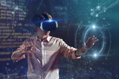 yeni teknolojiler, bir çocuk için artırılmış gerçeklik futuristik bir işlemci kullanır. yüksek teknoloji ve iletişim kavramı. oyun