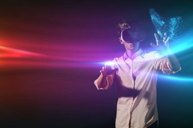 yeni teknolojiler, bir çocuk için artırılmış gerçeklik futuristik bir işlemci kullanır. yüksek teknoloji ve iletişim kavramı. oyun