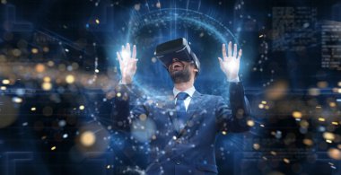 yeni teknolojiler, bir kişi için artırılmış gerçeklik futuristik bir işlemci kullanır. yüksek teknoloji ve iletişim kavramı. TV