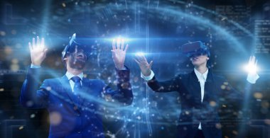 yeni teknolojiler, iki kişi için artırılmış gerçeklik futuristik bir işlemci kullanır. yüksek teknoloji ve iletişim kavramı. TV