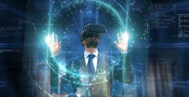 yeni teknolojiler, bir kişi için artırılmış gerçeklik futuristik bir işlemci kullanır. yüksek teknoloji ve iletişim kavramı. TV