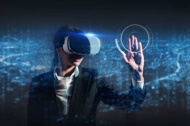 yeni teknolojiler, bir kişi için artırılmış gerçeklik futuristik bir işlemci kullanır. yüksek teknoloji ve iletişim kavramı. TV