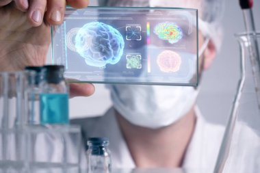 Fütüristik bir doktor, cerrah, teknolojik bir dijital holografik tabak, tıbbi maske, bir kap, kahverengi gözleri inceliyor. Konsept: futuristik tıp, yeni teknolojiler, doktorlar, laboratuvar, gelecek.
