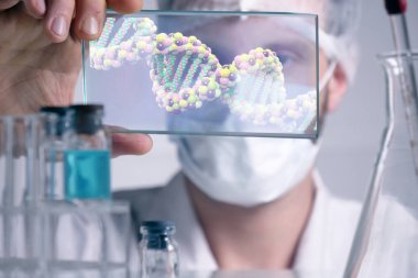 Fütüristik bir doktor, cerrah, teknolojik bir dijital holografik tabak, tıbbi maske, bir kap, kahverengi gözleri inceliyor. Konsept: futuristik tıp, yeni teknolojiler, doktorlar, laboratuvar, gelecek.