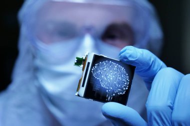 Ultra Modern elektronik imalat fabrikası tasarım mühendisi olarak steril Coverall tutan mikro yongasında fütüristik holografi sembolleri ile. yapay zeka, robot gelecek.