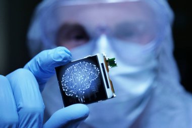Ultra Modern elektronik imalat fabrikası tasarım mühendisi olarak steril Coverall tutan mikro yongasında fütüristik holografi sembolleri ile. yapay zeka, robot gelecek.