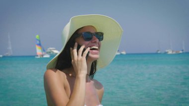 Güzel kadın cep telefonunda söz gülüyor 