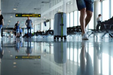 Onların uçuş almak için hava içinde yürüyüş Bagaj insanlarla. Konsept: seyahat, tatil, insanlar