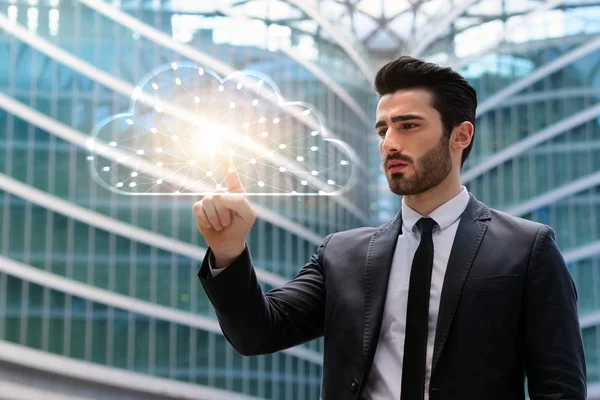 Blickt Ein Geschäftsmann Vor Sich Auf Das Cloud Archivierungssymbol Das — Stockfoto