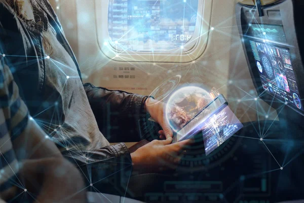 由于飞机上的 飞机上的一名女子使用手机 他使用全息未来主义 — 图库照片