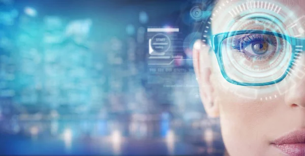 Frau Die Hochtechnologie Für Futuristische Virtuelle Realität Und Kommunikation Einsetzt — Stockfoto