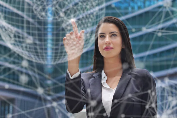 Eine Geschäftsfrau Die Mit Ihrem Smartphone Holographische Und Futuristische Grafiken — Stockfoto