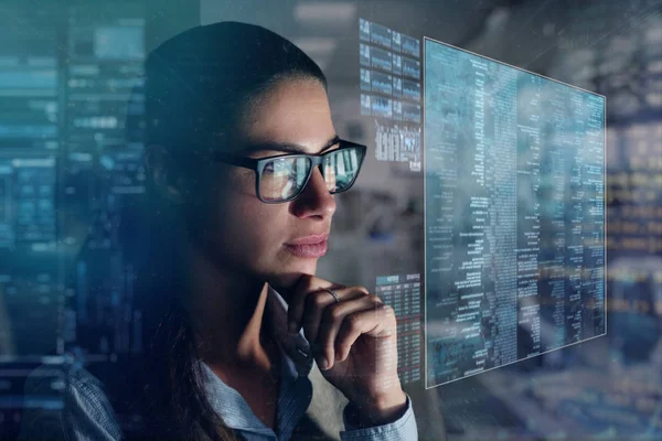 Une Femme Affaires Dans Son Bureau Lit Des Nouvelles Financières — Photo