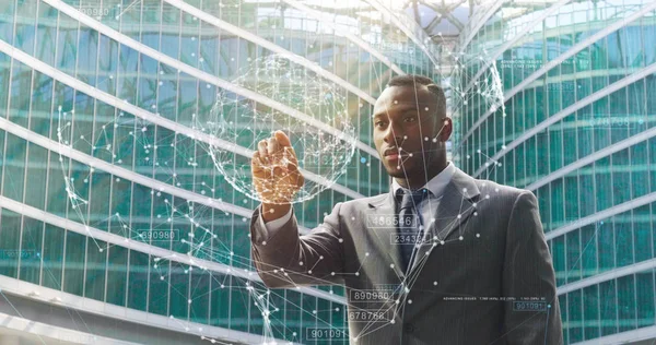 Afrikanisch Amerikanischer Geschäftsmann Berührt Mit Finger Hologramm Symbol — Stockfoto