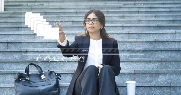 Árabe Mulher Negócios Tocando Com Dedo Holograma Virtual Futurista Sentado — Fotografia de Stock