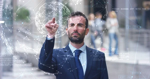 Ein Geschäftsmann Anzug Verwendet Holographie Und Augmented Reality Grafiken Die — Stockfoto