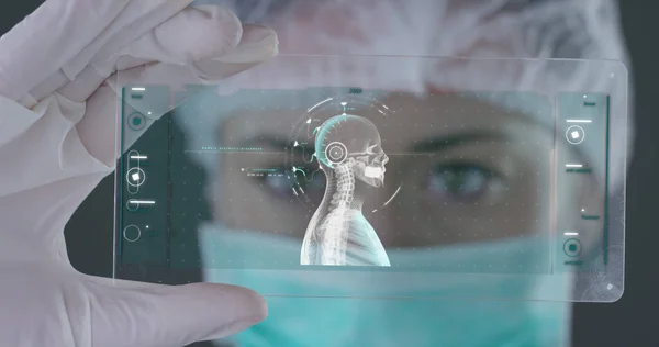 Médico Futurista Con Jeringa Retira Una Medicina Líquida Aparece Holograma —  Fotos de Stock