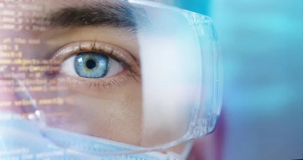 Лаборатории Ученый Голубыми Глазами Очках Маске Смотрит Камеру Концепция Исследования — стоковое фото