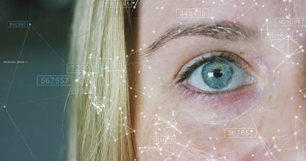 未来のビジョン 科学研究とサイバー スペース 仮想のアイデンティティを持つ金髪の女性目の部分的なビュー — ストック写真