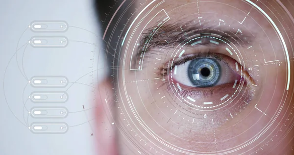 Teilansicht Des Männlichen Auges Mit Futuristischer Vision Wissenschaftliche Forschung Und — Stockfoto