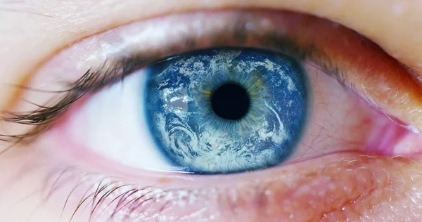 Macro Tiro Olho Humano Com Reflexão Planeta Terra — Fotografia de Stock