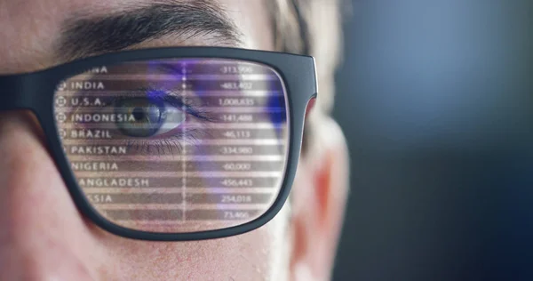 Частковий Вигляд Людини Окулярах Очі Футуристичний Інтерфейс Голограма Скляній Поверхні — стокове фото