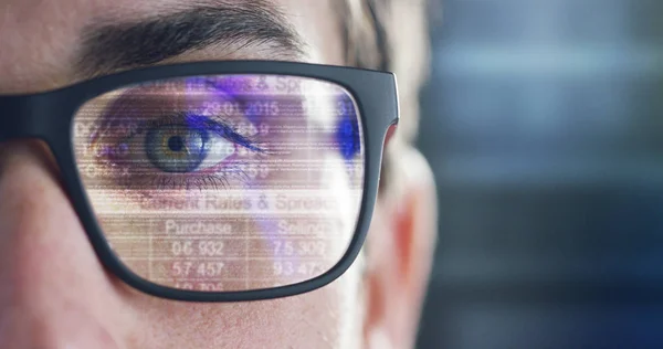 Teilbild Eines Mannes Mit Brille Auge Und Futuristischem Hologramm Auf — Stockfoto