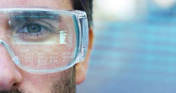 Teilansicht Des Mannes Mit Brille Auge Und Futuristischem Hologramm — Stockfoto