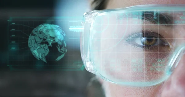 Teilbild Einer Frau Mit Brille Auge Und Futuristischem Hologramm Des — Stockfoto