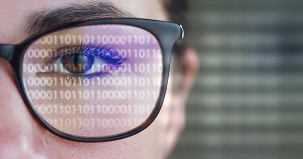 Teilbild Einer Frau Mit Brille Augen Und Futuristischem Hologramm Auf — Stockfoto