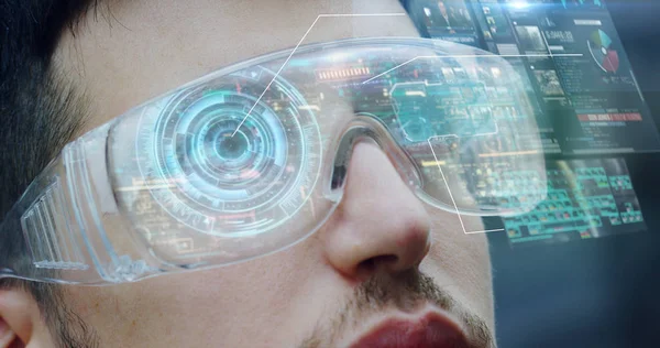 Человек Очках Футуристической Голограммой Интерфейса — стоковое фото