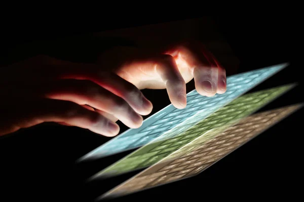 Nære Hånd Som Skriver Det Teknologiske Futuristiske Holografiske Tastaturet Konsept – stockfoto