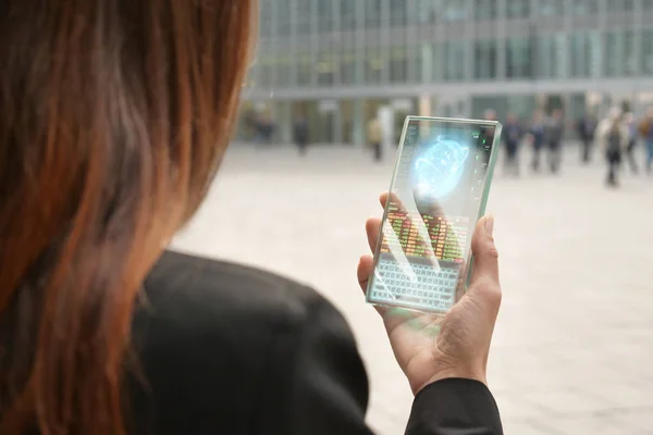 Femme Costume Utilise Téléphone Verre Futuriste Avec Dernière Technologie Holographique — Photo