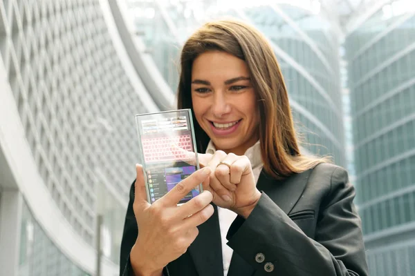 スーツの女性が最新の高度なホログラフィック技術で未来のガラス電話を使用してください — ストック写真