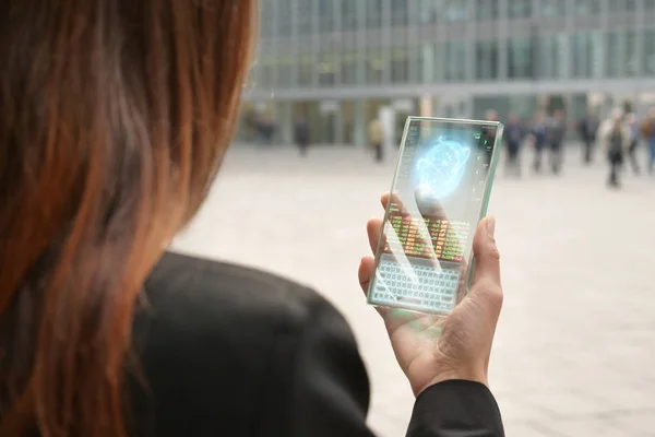 Mujer Traje Utiliza Teléfono Cristal Futurista Con Última Tecnología Holográfica —  Fotos de Stock