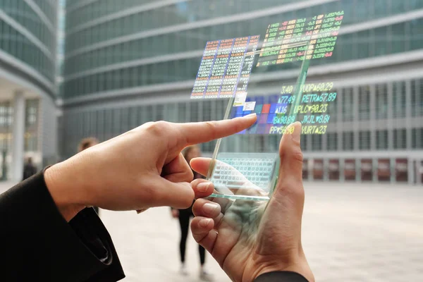 Mão Uma Mulher Ternos Usa Telefone Vidro Futurista Com Mais — Fotografia de Stock