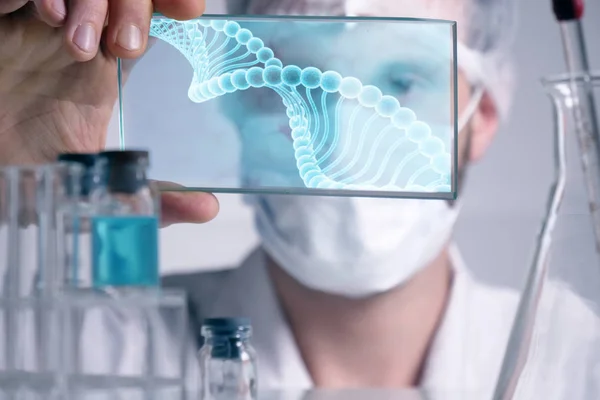 Een Futuristische Arts Chirurg Onderzoekt Een Technologische Digitale Holografische Plaat — Stockfoto