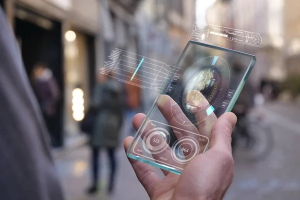 一个穿西装的人的手 用的是带有最新先进全息技术的未来玻璃手机 智能手机 增强现实 — 图库照片