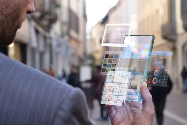 Die Hand Eines Mannes Anzug Verwendet Ein Futuristisches Glastelefon Mit — Stockfoto
