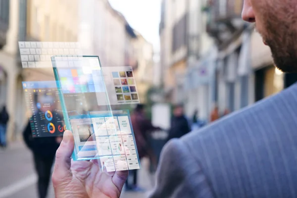 Main Homme Costume Utilise Téléphone Verre Futuriste Avec Dernière Technologie — Photo