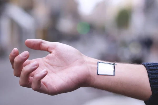 Человеческая Рука Цифровыми Имплантатами Микрочипами Кожей Будущего Футуристическая Технология Биометрическими — стоковое фото