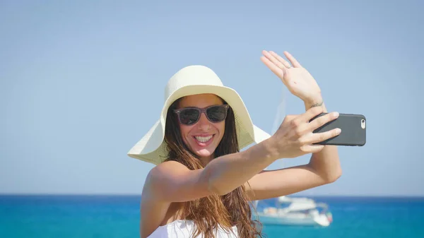 Hermosa Mujer Tomando Selfie Teléfono Móvil Saludando Con Mano — Foto de Stock