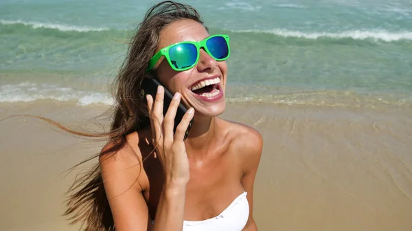 Сміючись Красива Жінка Розмовляє Мобільному Телефоні Стоїть Піщаному Пляжі — стокове фото