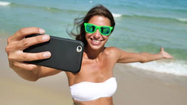 Красива Жінка Бере Селфі Мобільний Телефон Стоїть Пляжі — стокове фото