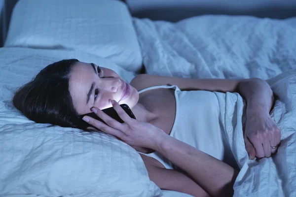 Morena Mujer Acostada Cama Hablando Smartphone —  Fotos de Stock