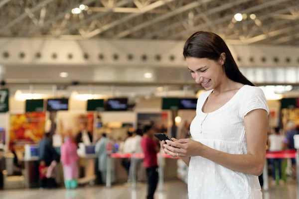 Retrato Una Joven Turista Aeropuerto Esperando Vuelo Escribiendo Mensaje Teléfono — Foto de Stock