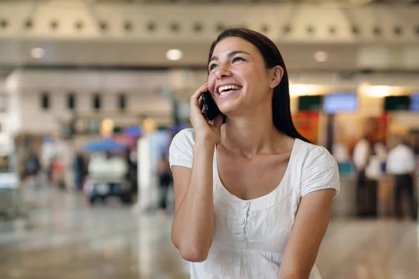 Портрет Молодой Туристки Аэропорту Ожидающей Своего Рейса Пишущей Сообщение Телефоне — стоковое фото
