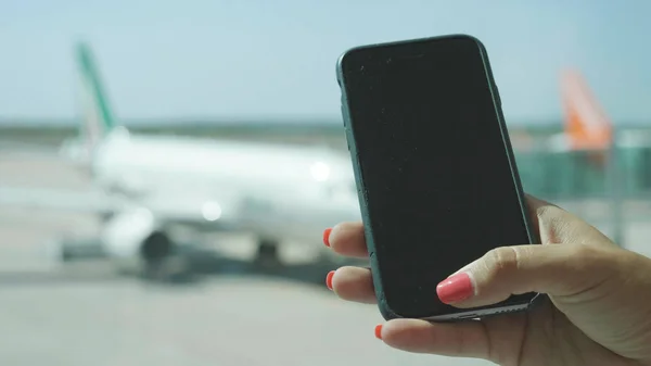 Mano Joven Turista Aeropuerto Esperando Vuelo Escribiendo Mensaje Teléfono Vestido — Foto de Stock